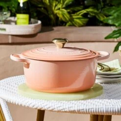 Le Creuset Signature Cast Iron 7.25-quart Peche Round Dutch Oven -Zwilling Shop 01 Lifestyle Peche RDO 0051 HERO