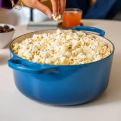 Le Creuset Signature Cast Iron 7.25-quart Marseille Round Dutch Oven -Zwilling Shop 0921 LeCreuset Lifestyle 38 1d4cd08d c5c7 40f3 a821 866cb9120369