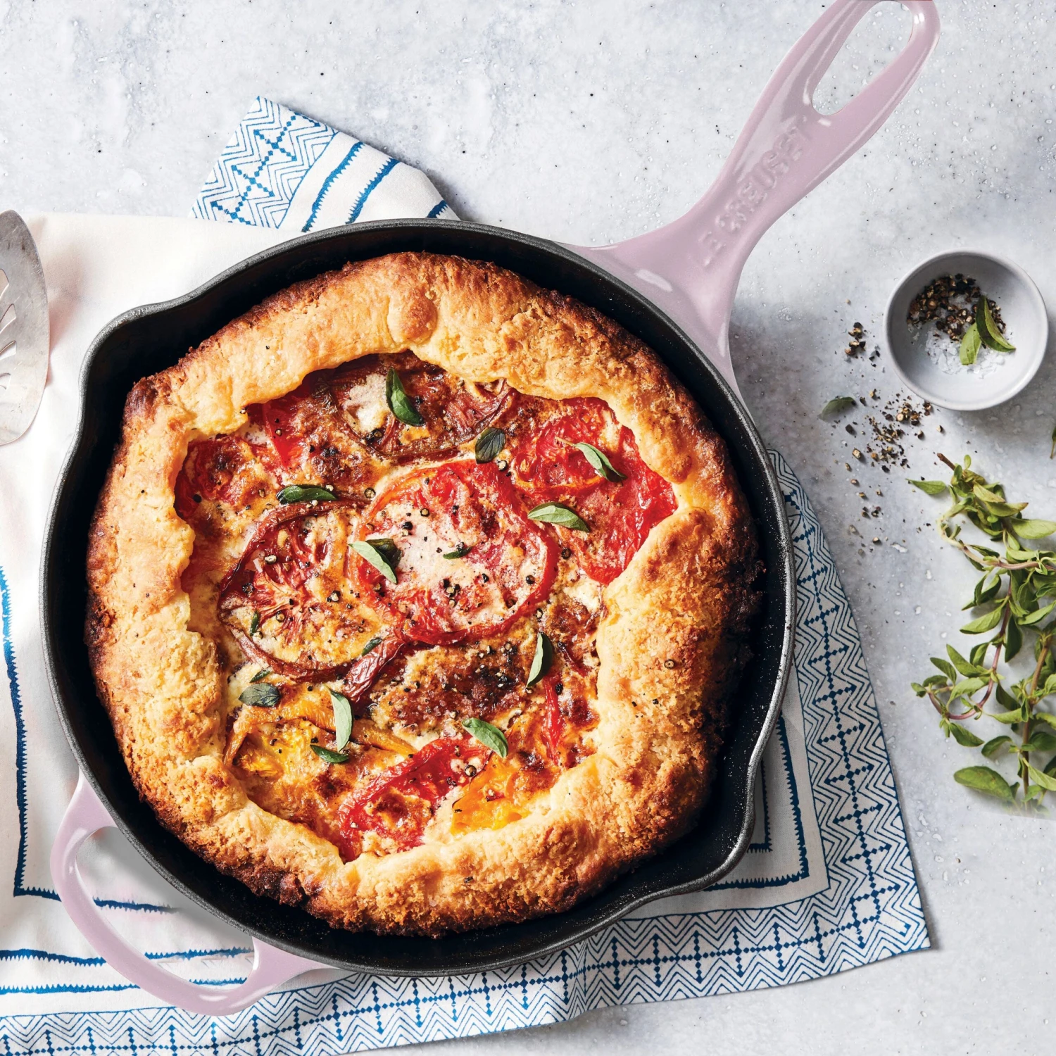 Le Creuset Signature Cast Iron 10.25" Shallot Iron Handle Skillet 5 Le Creuset Signature Cast Iron 10.25" Shallot Iron Handle Skillet - Image 3