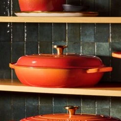 Le Creuset Signature Cast Iron 5-quart Flamme Doree Braiser 15 Le Creuset Signature Cast Iron 5-quart Flamme Doree Braiser -Zwilling Shop 20241011 Q125FLAMMEDOREESHELF 010