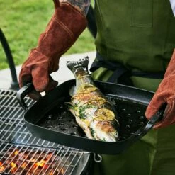 Le Creuset Alpine Outdoor Cast Iron 12" Square Grill Basket -Zwilling Shop 231016 LeCreuset Chef Horizontal 0375