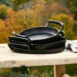 Le Creuset Alpine Outdoor Cast Iron 10" Skillet -Zwilling Shop 231016 LeCreuset NestingMoment Vertical 0019