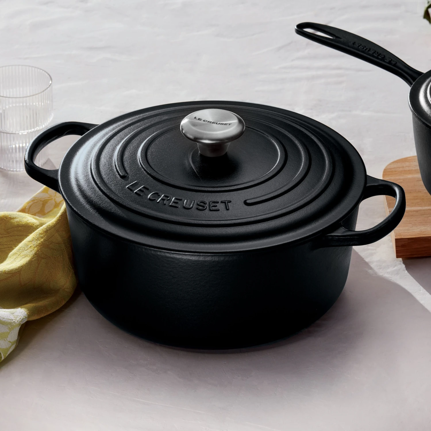 Le Creuset Signature Cast Iron 5.5-quart Licorice Round Dutch Oven 4 Le Creuset Signature Cast Iron 5.5-quart Licorice Round Dutch Oven - Image 2