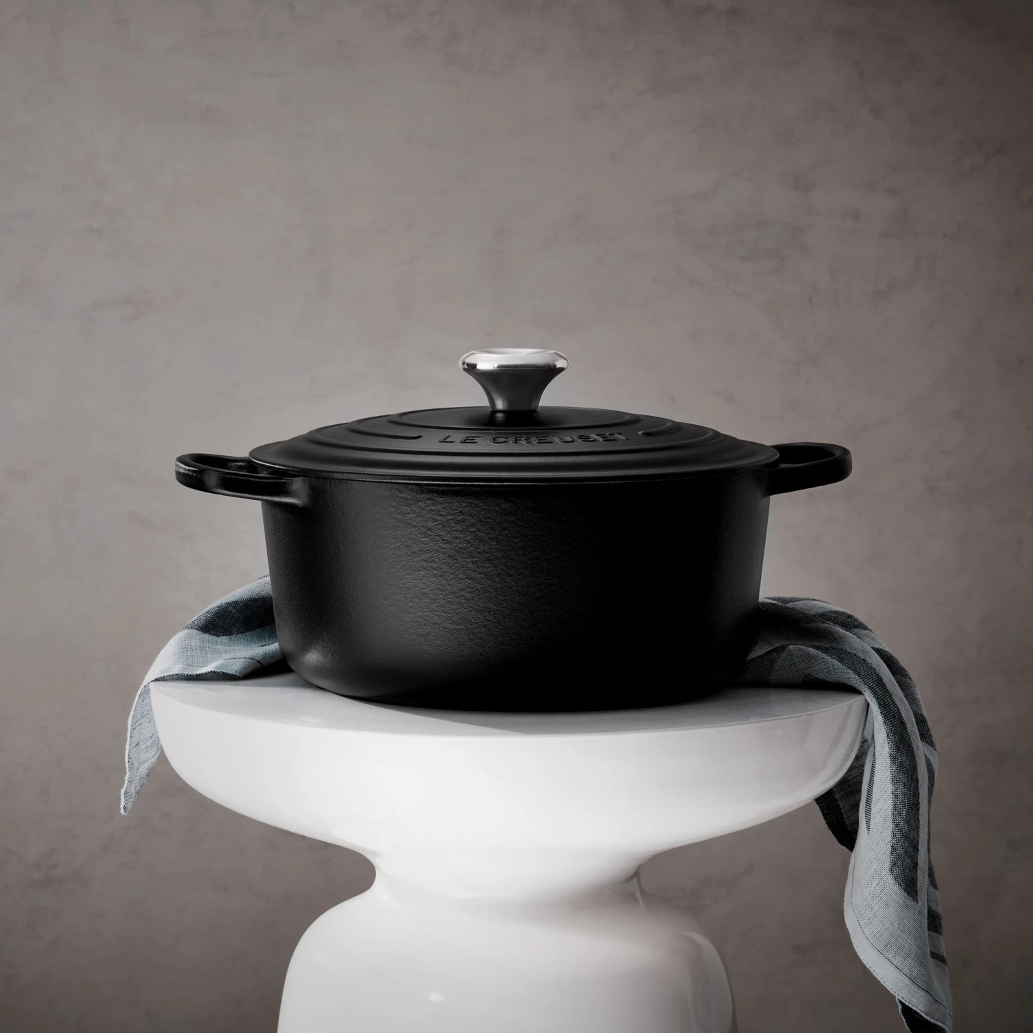 Le Creuset Signature Cast Iron 5.5-quart Licorice Round Dutch Oven 9 Le Creuset Signature Cast Iron 5.5-quart Licorice Round Dutch Oven - Image 7