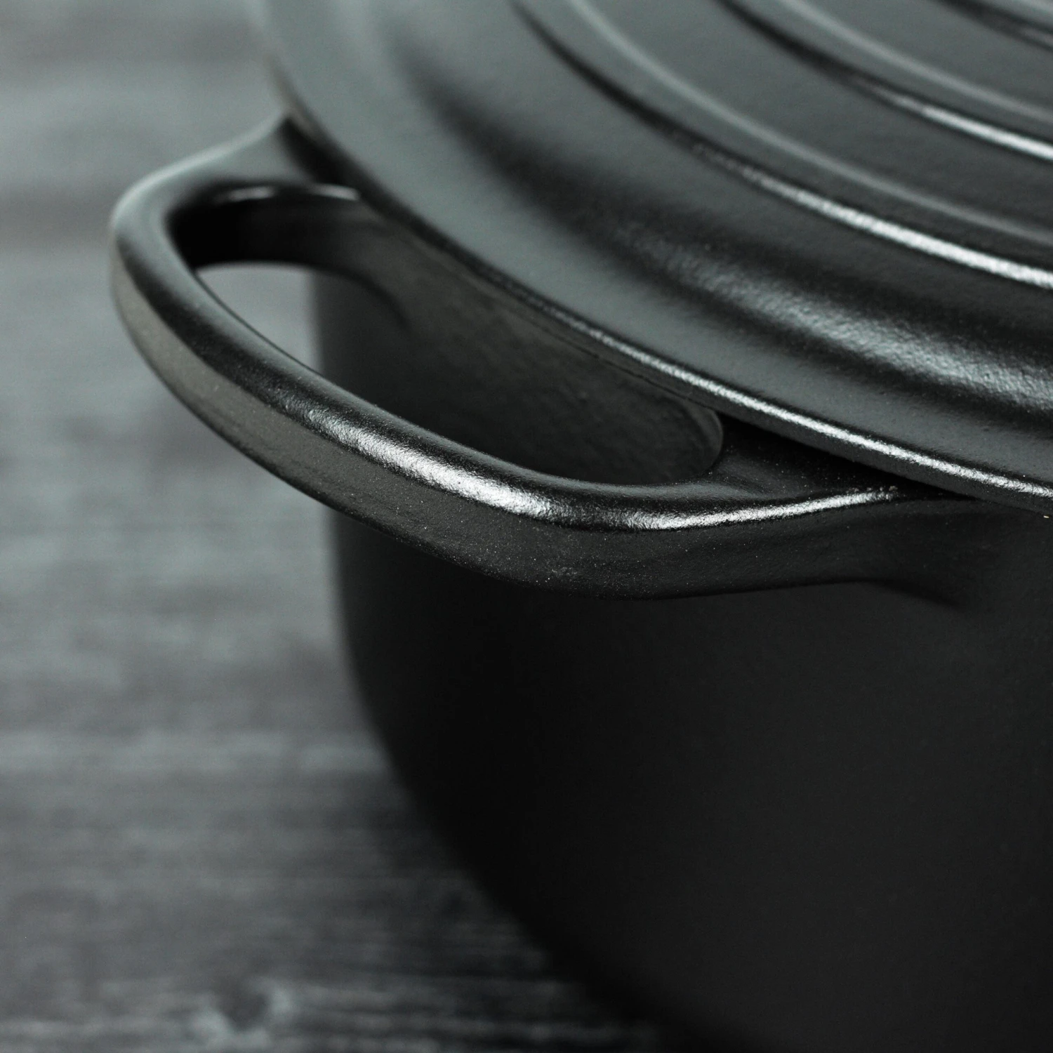 Le Creuset Signature Cast Iron 5.5-quart Licorice Round Dutch Oven 6 Le Creuset Signature Cast Iron 5.5-quart Licorice Round Dutch Oven - Image 4