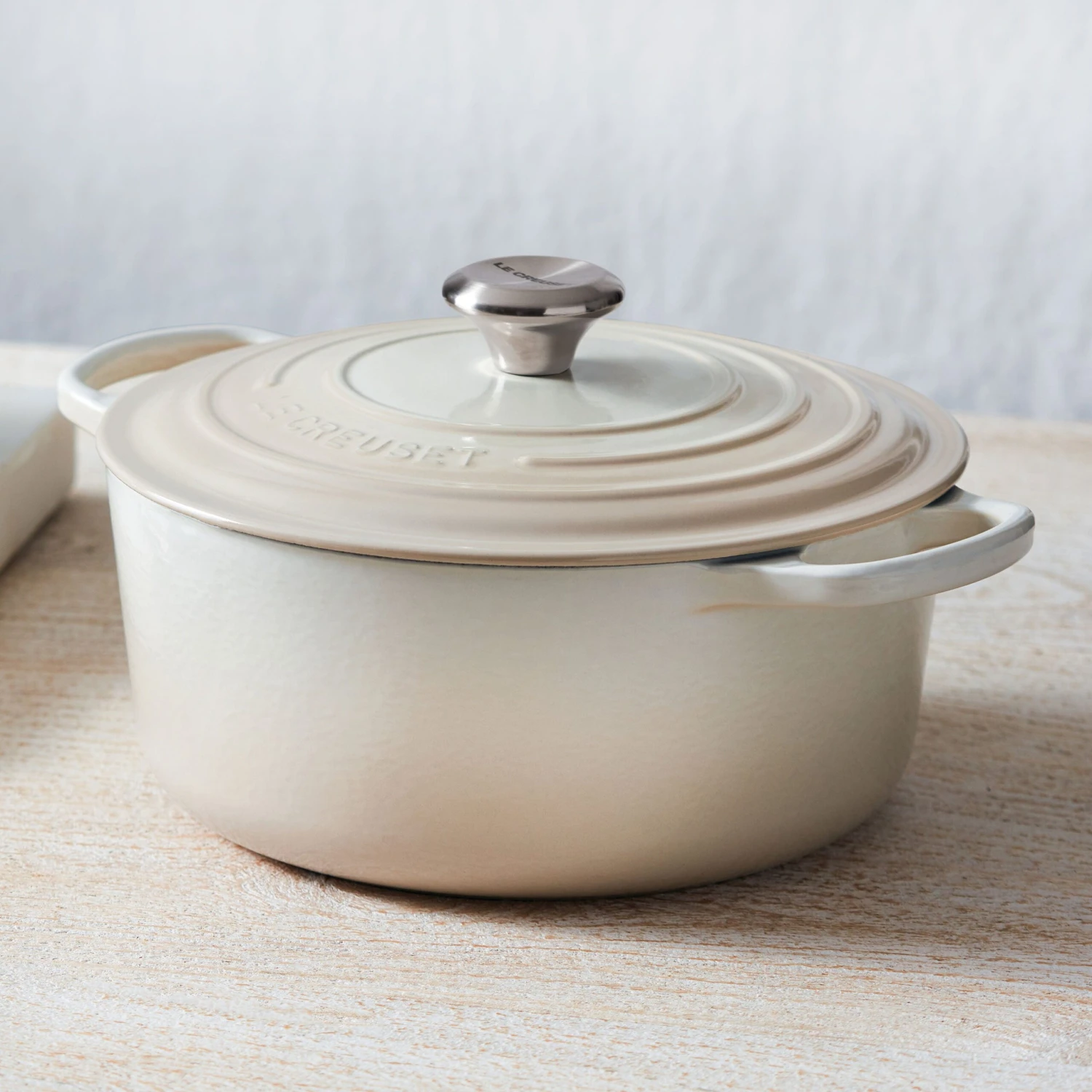 Le Creuset Signature Cast Iron 5.5-quart Meringue Round Dutch Oven 4 Le Creuset Signature Cast Iron 5.5-quart Meringue Round Dutch Oven - Image 2