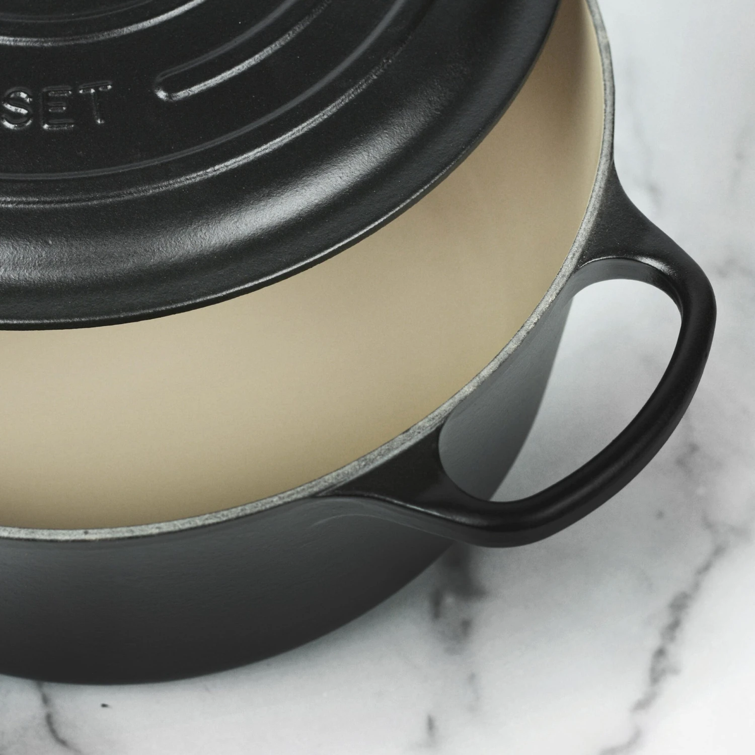 Le Creuset Signature Cast Iron 6.75-quart Licorice Round Wide Dutch Oven With Copper Knob 6 Le Creuset Signature Cast Iron 6.75-quart Licorice Round Wide Dutch Oven With Copper Knob - Image 4