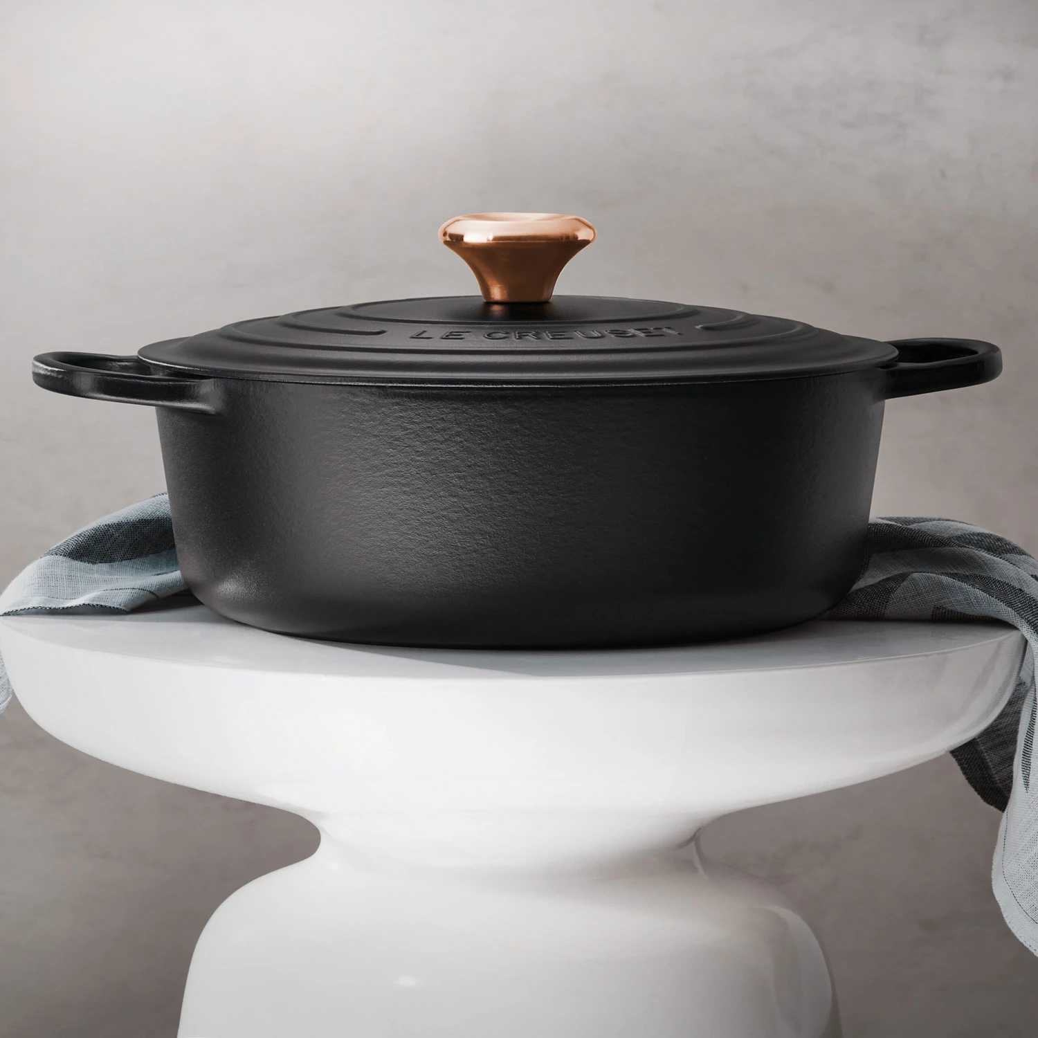Le Creuset Signature Cast Iron 6.75-quart Licorice Round Wide Dutch Oven With Copper Knob 8 Le Creuset Signature Cast Iron 6.75-quart Licorice Round Wide Dutch Oven With Copper Knob - Image 6