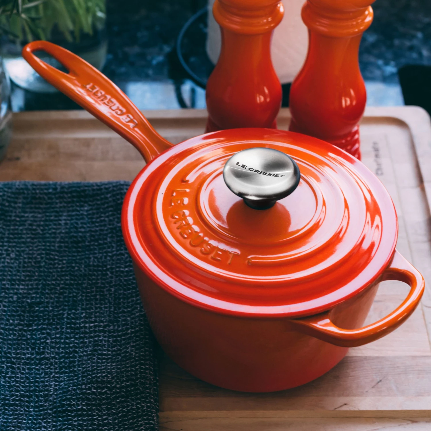Le Creuset Signature Cast Iron 2.25-quart Flame Saucepan 5 Le Creuset Signature Cast Iron 2.25-quart Flame Saucepan - Image 3