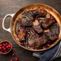 Le Creuset Signature Cast Iron 5-quart Meringue Braiser 11 Le Creuset Signature Cast Iron 5-quart Meringue Braiser -Zwilling Shop 38040