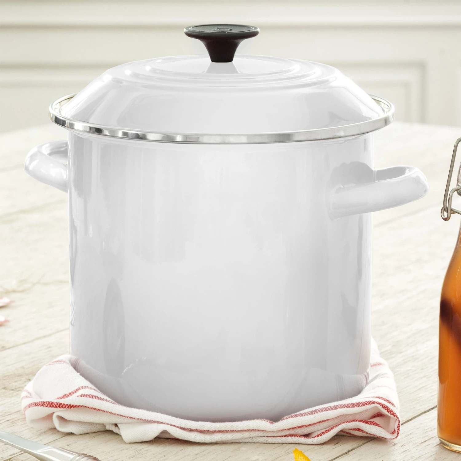 Le Creuset Enameled Steel 8-quart White Stock Pot 4 Le Creuset Enameled Steel 8-quart White Stock Pot - Image 2