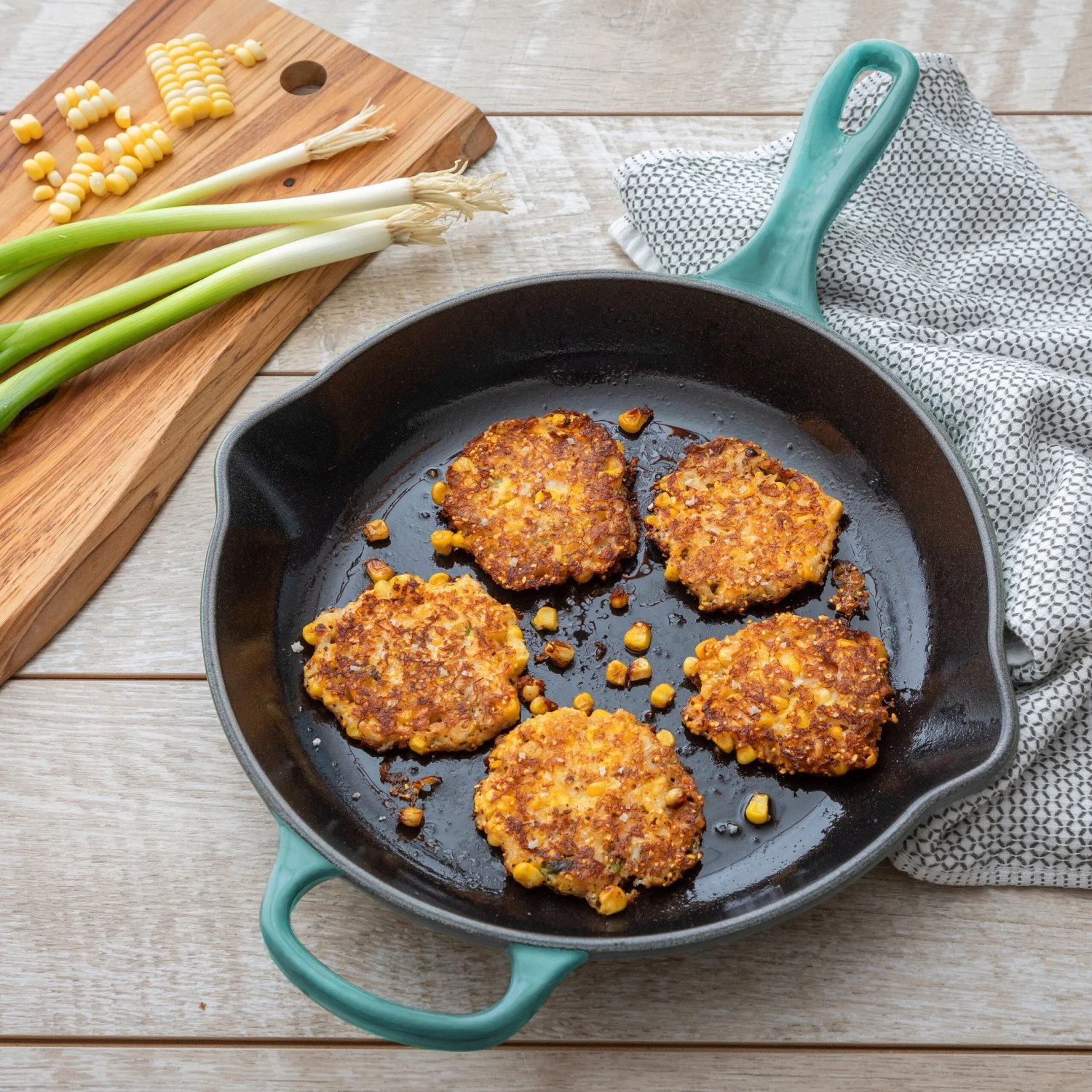 Le Creuset Signature Cast Iron 11.75" Caribbean Skillet 7 Le Creuset Signature Cast Iron 11.75" Caribbean Skillet - Image 5