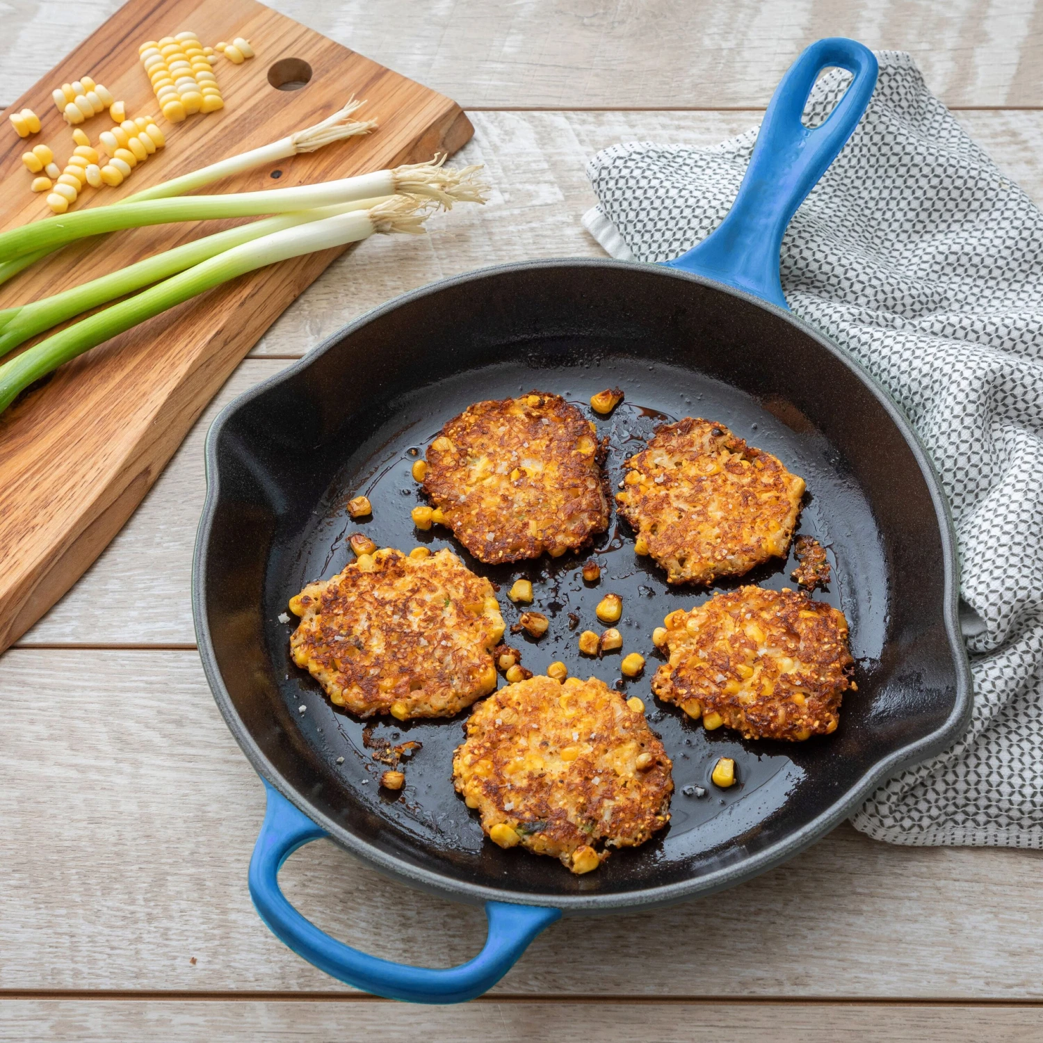 Le Creuset Signature Cast Iron 10.25" Marseille Skillet 6 Le Creuset Signature Cast Iron 10.25" Marseille Skillet - Image 4