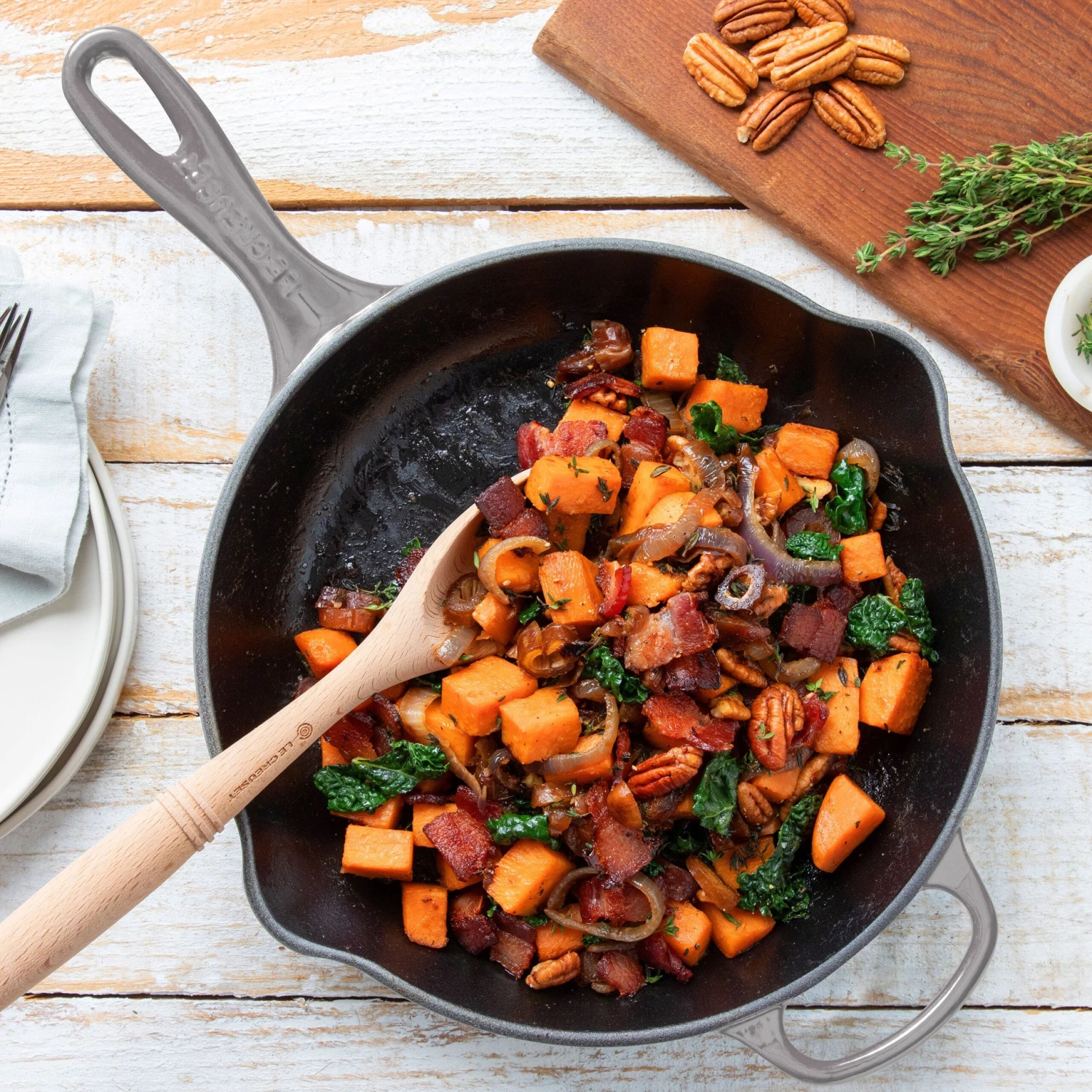 Le Creuset Signature Cast Iron 10.25" Oyster Skillet 5 Le Creuset Signature Cast Iron 10.25" Oyster Skillet - Image 3