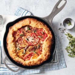 Le Creuset Signature Cast Iron 10.25" Oyster Skillet 13 Le Creuset Signature Cast Iron 10.25" Oyster Skillet -Zwilling Shop 38244