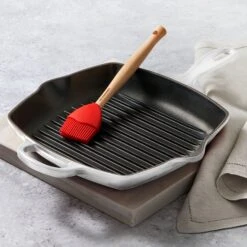 Le Creuset Signature Cast Iron 10.25" White Square Grill Pan 14 Le Creuset Signature Cast Iron 10.25" White Square Grill Pan -Zwilling Shop 38377