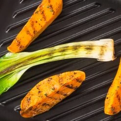 Le Creuset Cast Iron 9.5" Artichaut Square Grill Pan -Zwilling Shop 45941