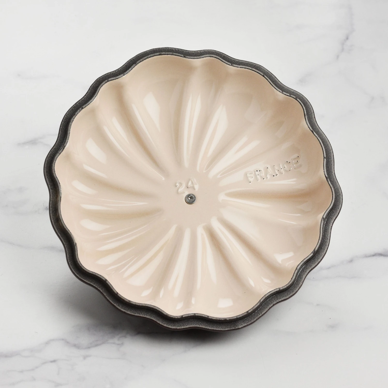 Le Creuset Signature Cast Iron 4-quart Persimmon Pumpkin Cocotte 10 Le Creuset Signature Cast Iron 4-quart Persimmon Pumpkin Cocotte - Image 8