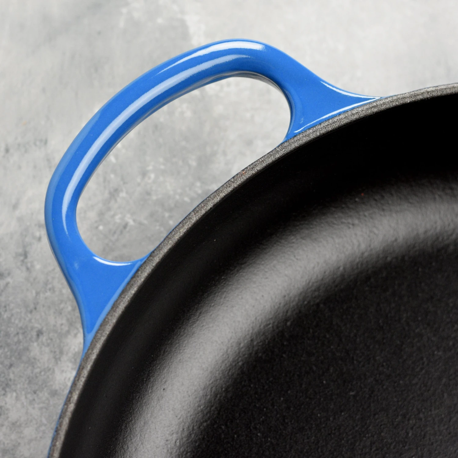 Le Creuset Cast Iron 10.25" Marseille Fry Pan With Wood Handle 6 Le Creuset Cast Iron 10.25" Marseille Fry Pan With Wood Handle - Image 4