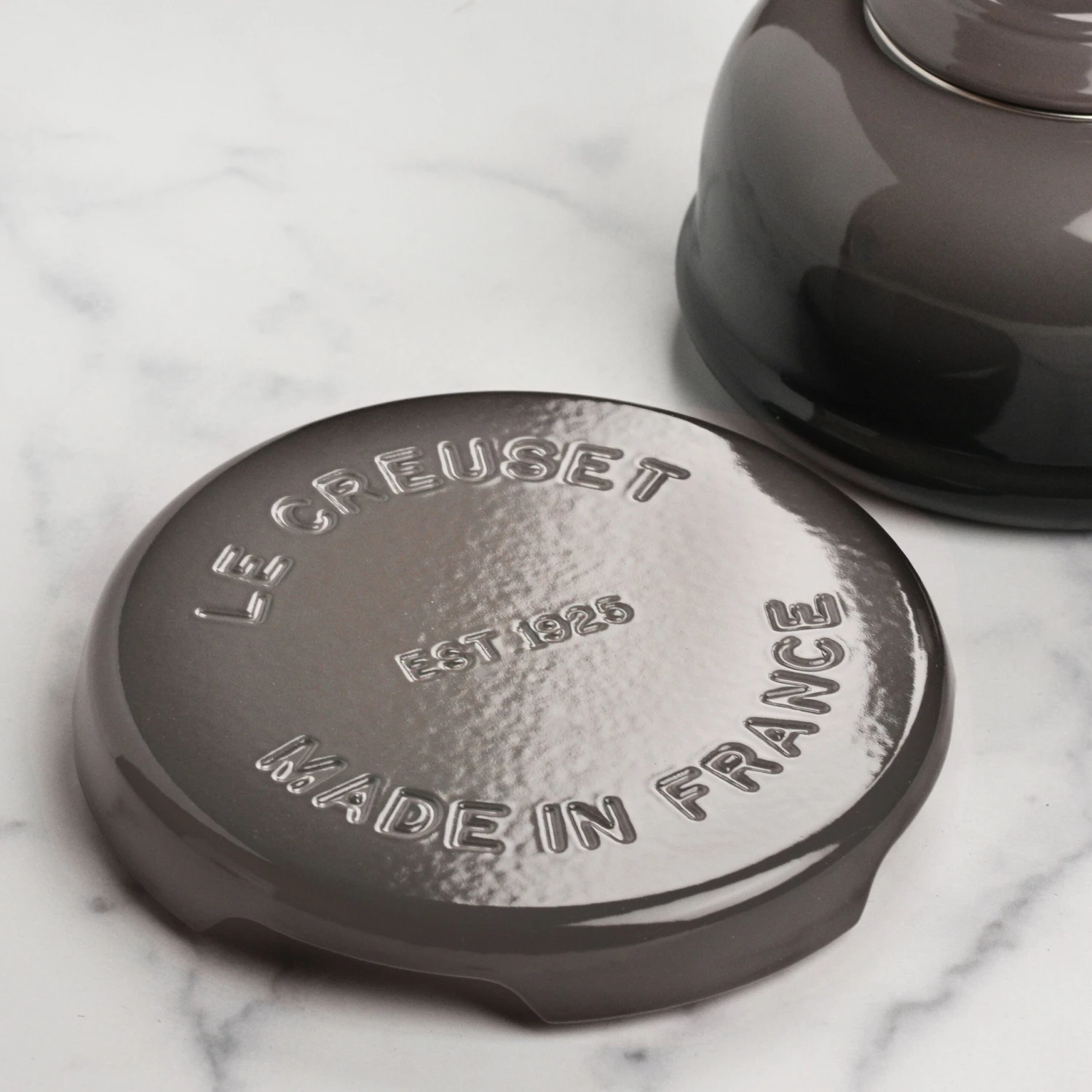 Le Creuset Signature Cast Iron 8.8" Oyster Round Trivet 7 Le Creuset Signature Cast Iron 8.8" Oyster Round Trivet - Image 5