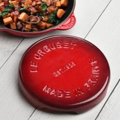 Le Creuset Signature Cast Iron 8.8" Cerise Round Trivet -Zwilling Shop DSC 6016 2