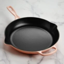 Le Creuset Signature Cast Iron 11.75" Peche Skillet 11 Le Creuset Signature Cast Iron 11.75" Peche Skillet -Zwilling Shop DSC 8168