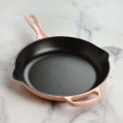 Le Creuset Signature Cast Iron 10.25" Peche Skillet 14 Le Creuset Signature Cast Iron 10.25" Peche Skillet -Zwilling Shop DSC 8172