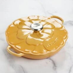 Le Creuset Signature Cast Iron 2.25-quart Honey Petal Braiser -Zwilling Shop DSC 8339