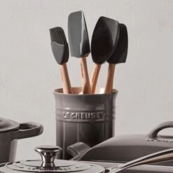 Le Creuset 5 Piece Oyster Silicone Utensil Set -Zwilling Shop RS13749 210112 LeCreuset 20PieceMixedSet 0397 RET